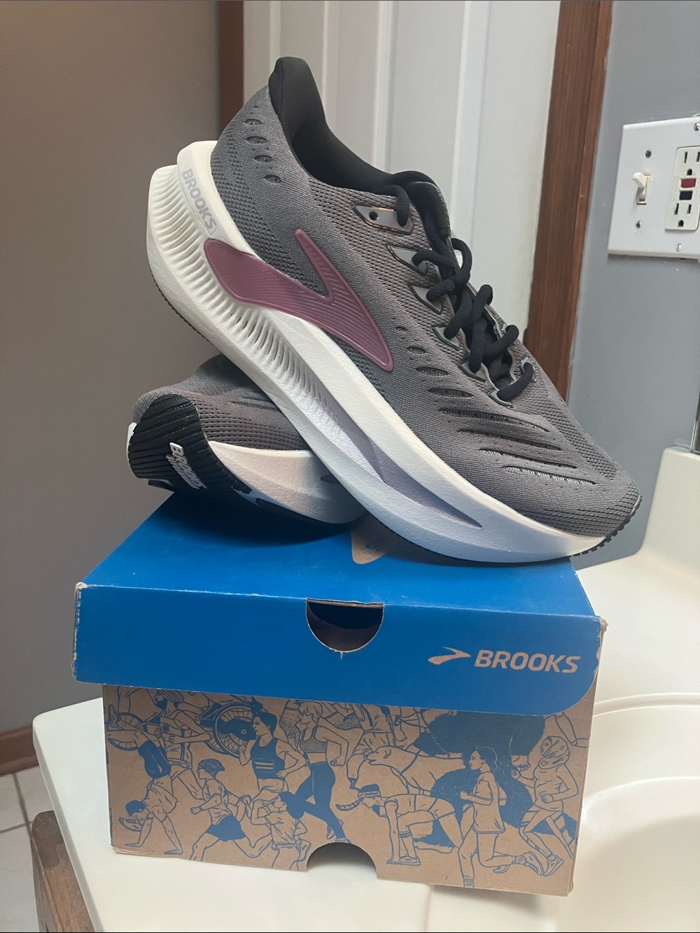 Brooks Women's Glycerin Max 2 Brand New Size 9 Medium (Retail $200) - Picture 2 of 7